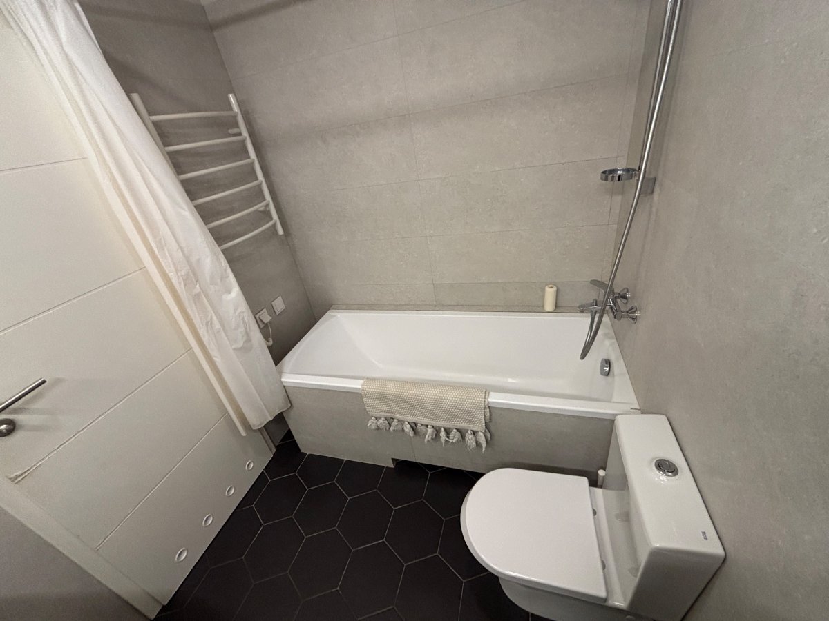 Modern apartment in city center - Image 4